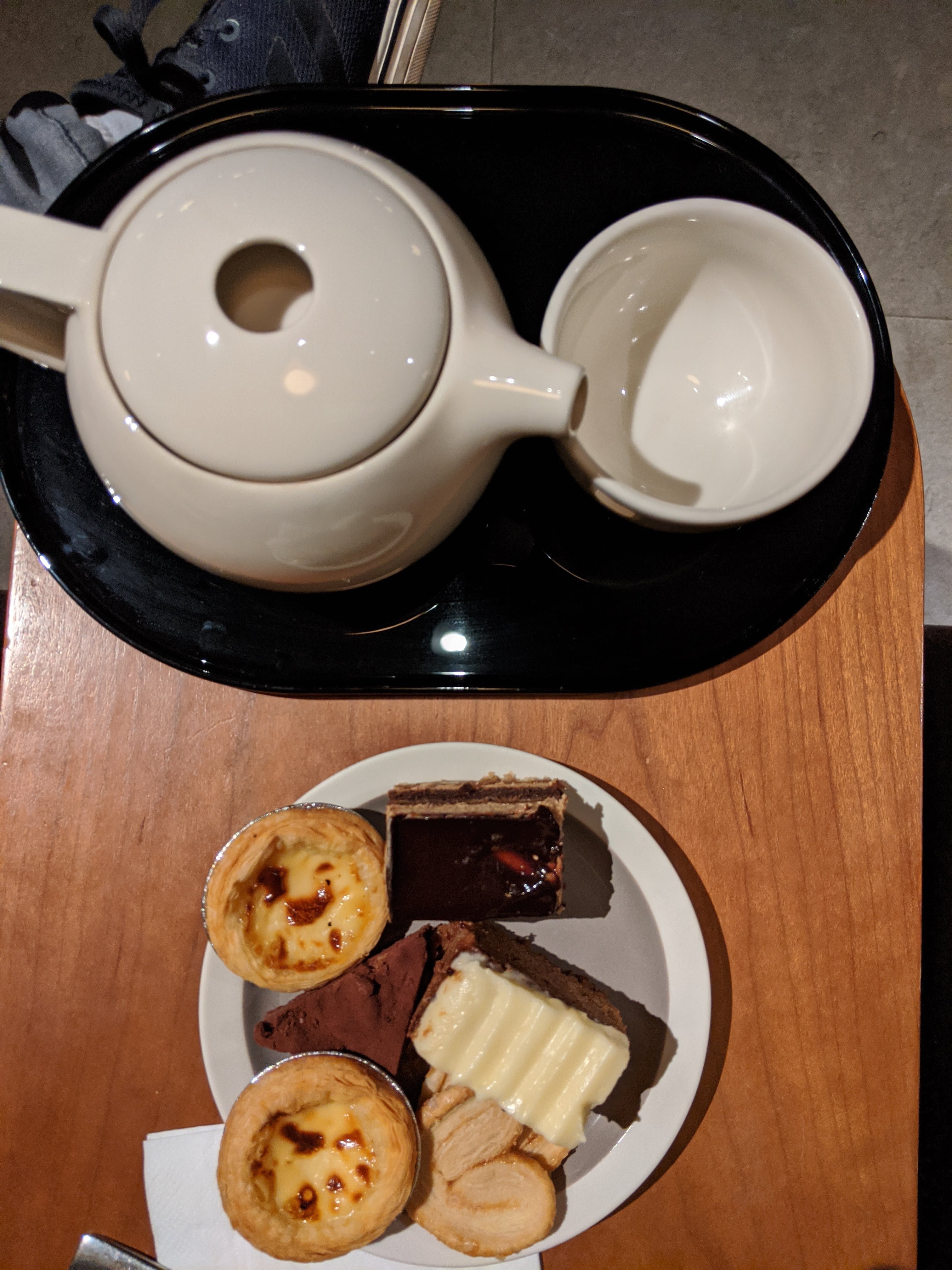 Delicious loose-leaf tea and amazing cookies / pastries at The Pier lounge, HKG